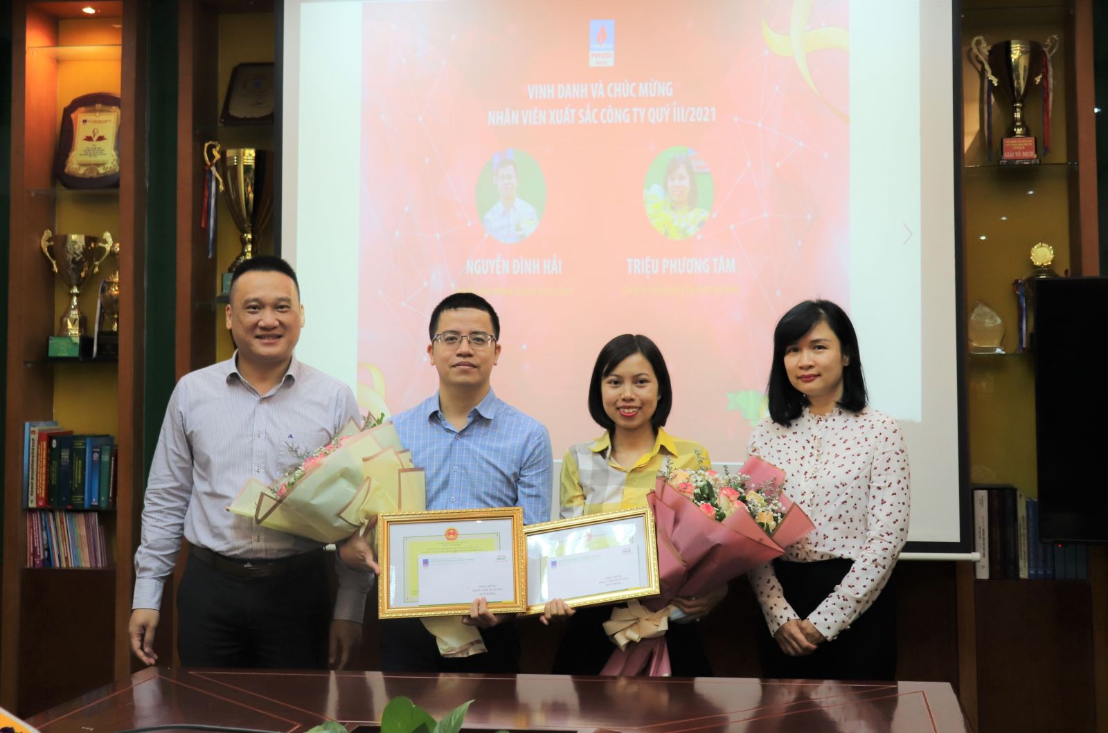 PVFCCo North vinh danh “NVXS Nhất” quý III/2021 và trao tặng khen thưởng cho tập thể phòng Kinh doanh