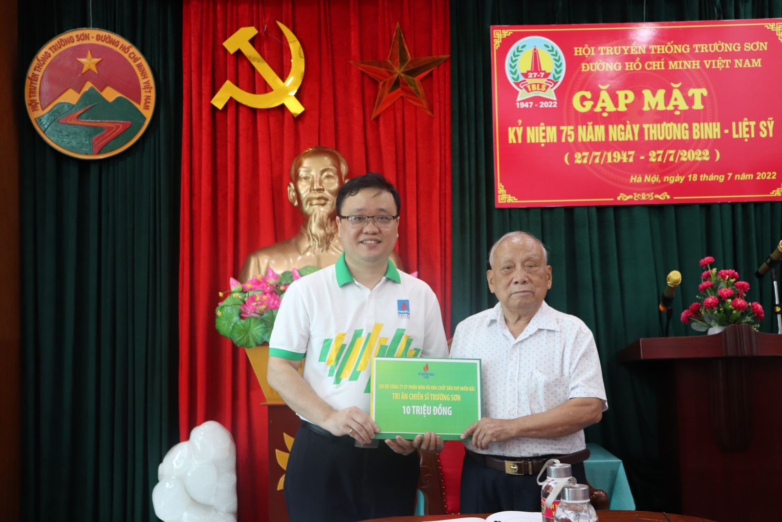 Chi bộ PMB cùng các tổ chức đoàn thể đến thăm hỏi và trao quà tri ân đến Hội truyền thống Trường Sơn - Đường Hồ Chí Minh Việt Nam nhân kỷ niệm 75 năm ngày Thương binh - Liệt sỹ (27/7/1947 - 27/7/2022)