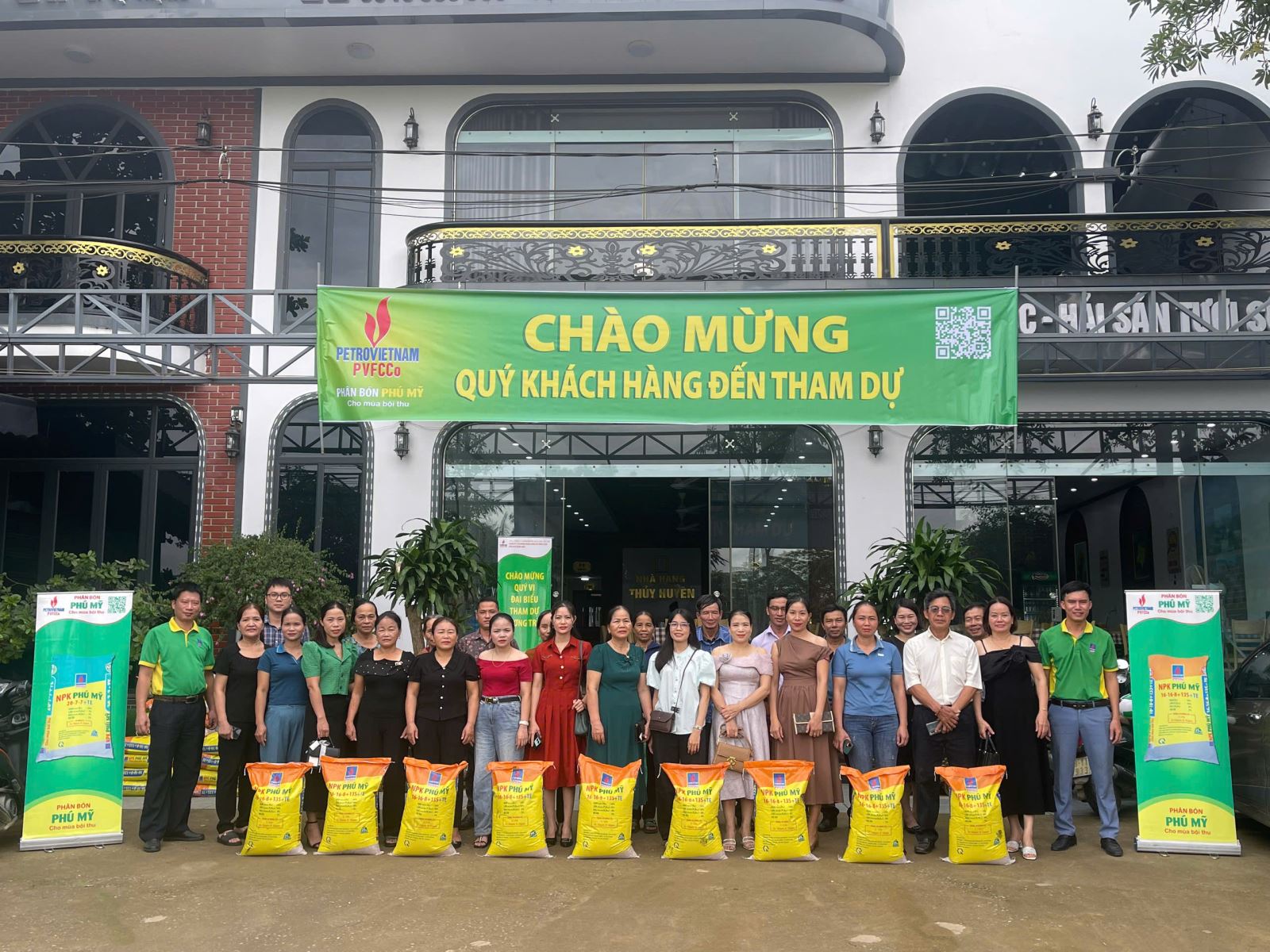 Công ty Cổ phần Phân bón và Hóa chất Dầu khí miền Bắc (PVFCCo-PMB) phối hợp với Nhà phân phối cấp 1  tổ chức thành công chương trình “Gặp mặt tri ân nông dân sản xuất lớn” tại Hà Tĩnh.