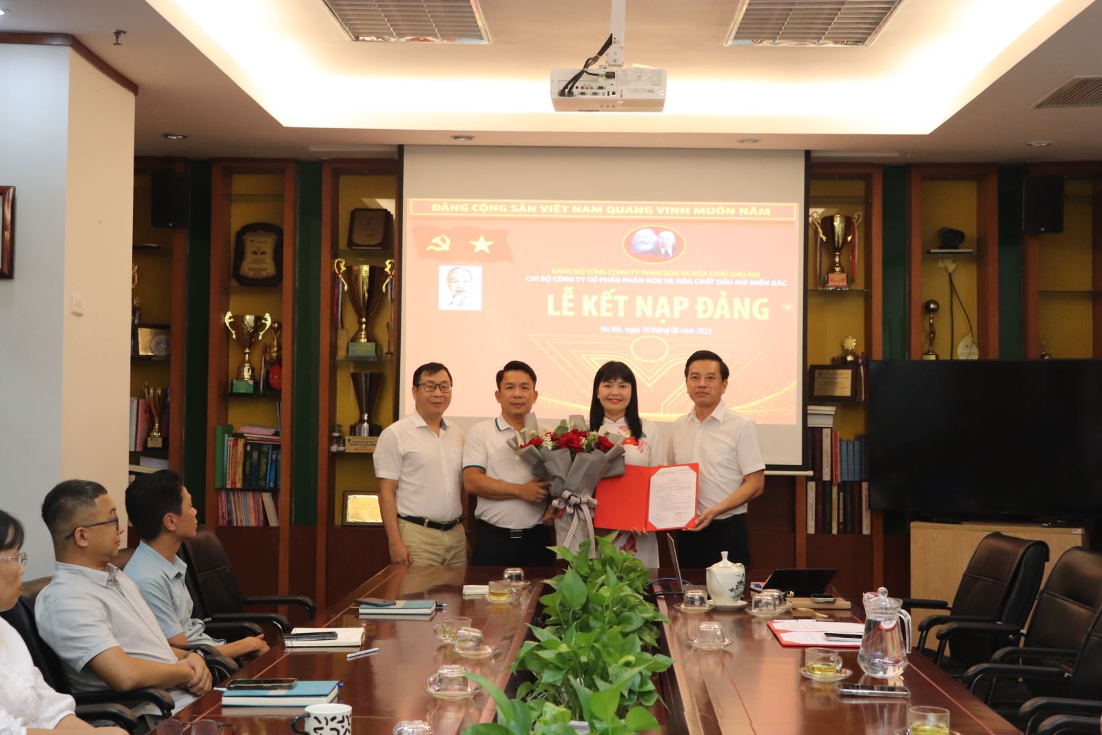 Trang nghiêm lễ kết nạp Đảng viên mới tại Chi bộ PVFCCo-PMB