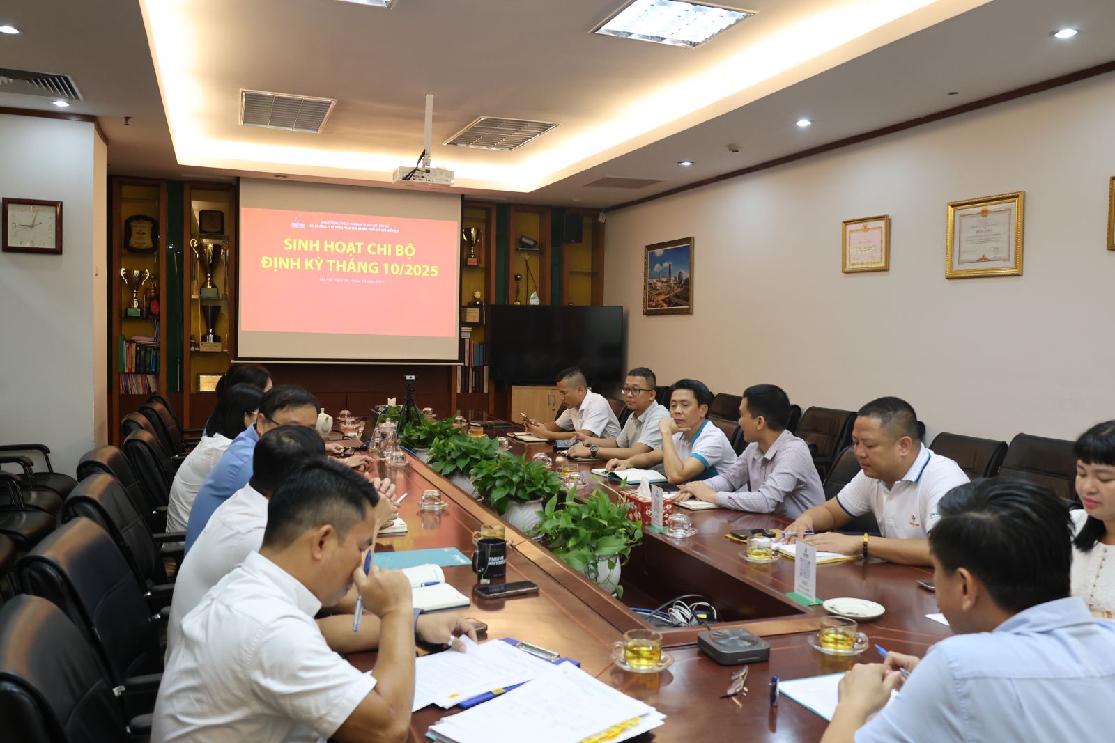 Chi bộ PVFCCo -  PMB thực hiện sinh hoạt Chi bộ định kỳ tháng 10 năm 2025