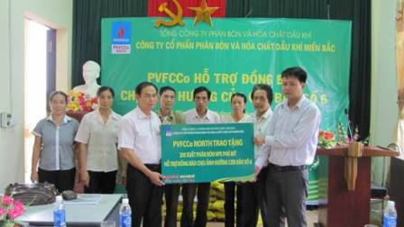 PVFCCo North tổ chức trao tặng phân bón cho bà con nông dân bị thiệt hại bởi cơn bão số 06 tại các tỉnh phía Bắc.