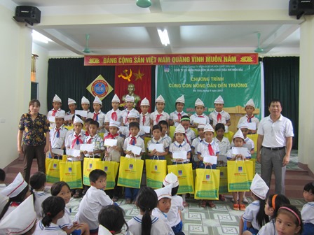PVFCCo North triển khai chương trình “Hỗ trợ con em nông dân đến trường năm 2013” tại khu vực Miền Bắc.