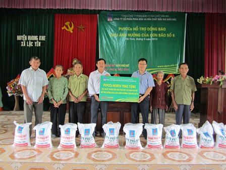 PVFCCo tặng 750 suất quà cho nông dân nghèo Hương Khê và Kỳ Anh
