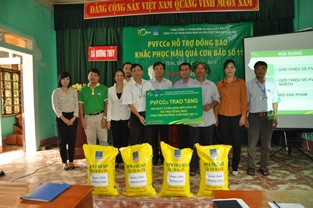 PVFCCo North đại diện PVFCCo tổ chức trao tặng phân bón, thiết bị giáo dục hỗ trợ đồng bào chịu ảnh hưởng của cơn bão số 10 tại các tỉnh Thanh Hóa, Nghệ An, Hà Tĩnh, Quảng Bình.