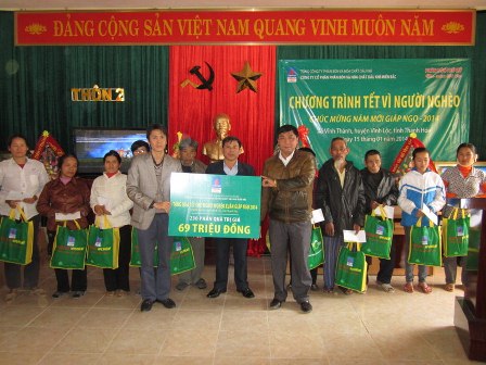 PVFCCo North tổ chức trao tặng 230 suất quà Tết người nghèo 2014 cho bà con nông dân bị thiệt hại bởi thiên tai tại xã Vĩnh Thành, huyện Vĩnh Lộc, tỉnh Thanh Hóa