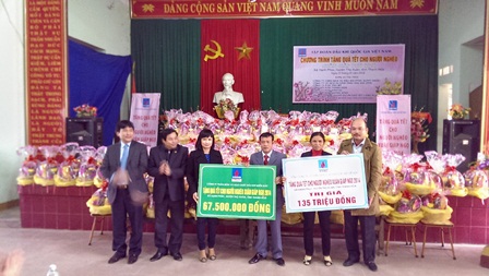 PVFCCo North tổ chức trao tặng 150 suất quà Tết người nghèo 2014 cho bà con nông dân bị thiệt hại bởi thiên tai tại xã Hạnh Phúc, huyện Thọ Xuân, tỉnh Thanh Hóa