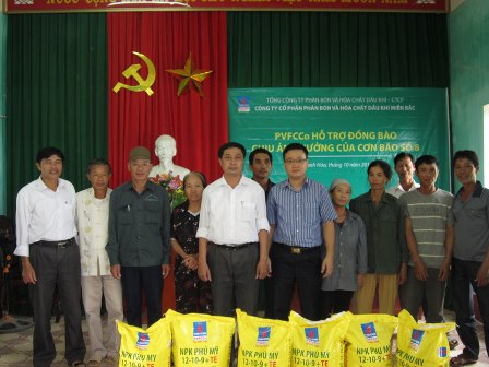 PVFCCo tổ chức trao tặng phân bón cho bà con nông dân bị thiệt hại bởi cơn bão số 08 tại các tỉnh phía Bắc