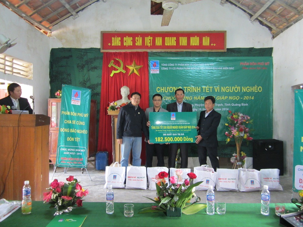 Tổng Công ty Phân bón và Hóa chất Dầu khí tổ chức trao tặng 365 suất quà Tết người nghèo 2014 cho các hộ gia đình khó khăn và chính sách tại xã Quảng Trung, huyện Quảng Trạch, tỉnh Quảng Bình.