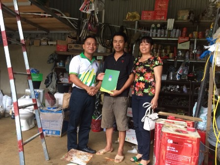 Lãnh đạo PVFCCo North thăm hỏi khách hàng kinh doanh phân bón Phú Mỹ chịu thiệt hại do mưa lũ.
