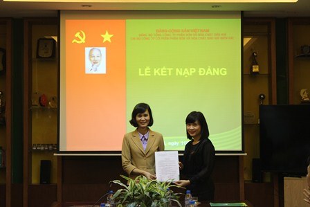 Chi bộ PVFCCo North tổ chức lễ kết nạp Đảng cho đồng chí Nguyễn Thị Thu Hà.