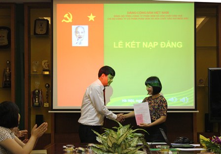 Chi bộ PVFCCo North tổ chức lễ kết nạp Đảng cho đồng chí Phùng Mạnh Ngọc và lễ chuyển Đảng chính thức cho đồng chí Kiều Bích Diệp.